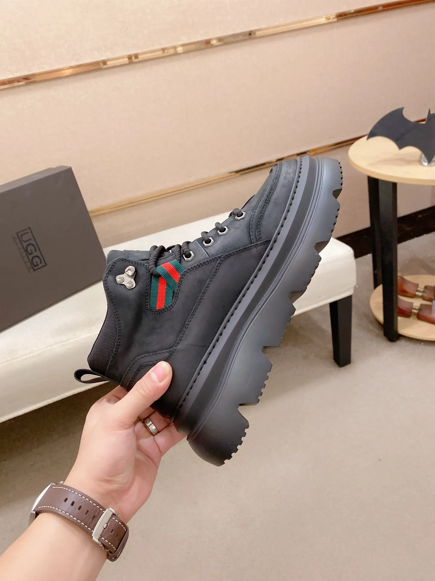 Factory price: 700💰New UGG fur-integrated men's simple and fashionable snow shoes. The most worth buying at the end of this year are warm casual shoes. Whether you are out and about at home, their comfortable and warm performance will be your most suitable fashion companion! The material is cowhide upper and imported wool is used inside. Two layers of cowhide for warmth and comfort! The eva+ rubber patch outsole is cushioned, non-slip and wear-resistant, and has good elasticity. It is light and wear-resistant, comfortable and soft, and the new simple cut is more fashionable. It has both practicality and fashion sense, so you no longer have to worry about how to match it in winter, while still maintaining your fashionable taste. High-quality genuine wool produced in Dongguan. The material depends on the details! Size: 39-40-41-42-43-44-45 sneaker size